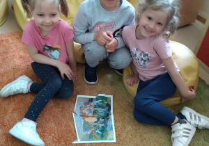 Dzieci układają puzzle