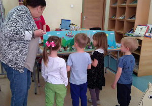 Dzieci zwiedzają bibliotekę