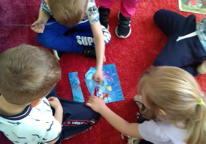 Dzieci układają puzzle
