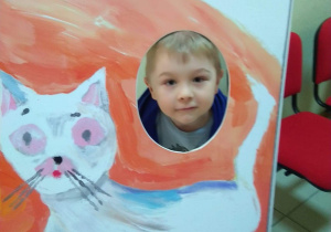 Chłopiec pozuje w fotobudce