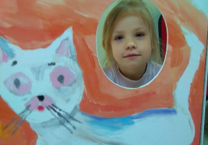 Dziewczyna pozuje w fotobudce