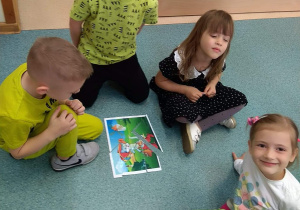 Dzieci układają puzzle