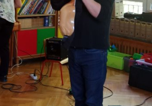 Pan pokazuje charango