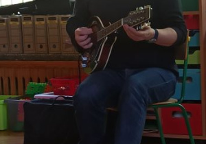 Pan gra na gitarze elektrycznej