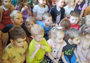 dzieci słuchają koncertu