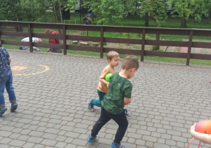 dzieci bawią się na tarasie