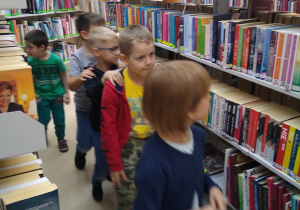 Dzieci zwiedzają bibliotekę