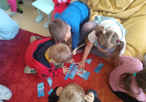 Dzieci układają puzzle