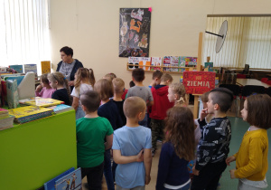 Dzieci zwiedzają bibliotekę