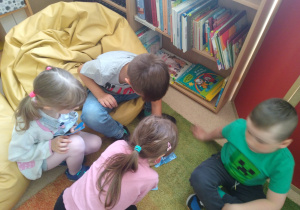 Dzieci układają puzzle