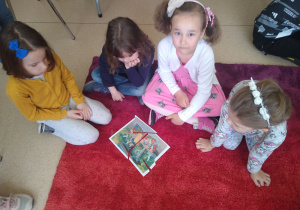 Dzieci układają puzzle