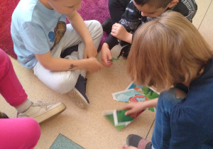 Dzieci układają puzzle