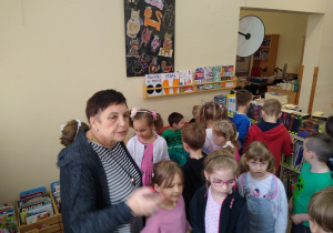 Dzieci zwiedzają bibliotekę