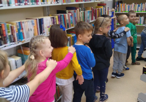 Dzieci zwiedzają bibliotekę