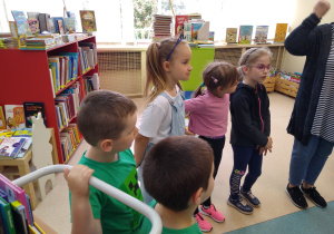 Dzieci zwiedzają bibliotekę