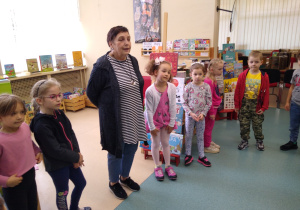 Dzieci zwiedzają bibliotekę