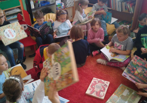 Dzieci oglądają książki