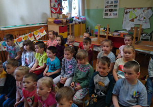 Dzieci oglądają przedstawienie