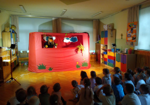 Dzieci oglądają przedstawienie