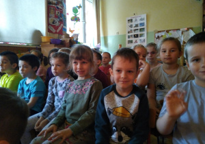 Dzieci oglądają przedstawienie