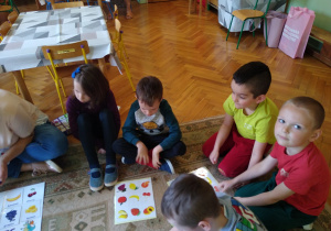 Dzieci układają menory z obrazkami owoców
