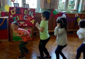 Dzieci podczas wspólnych pląsów i zabaw