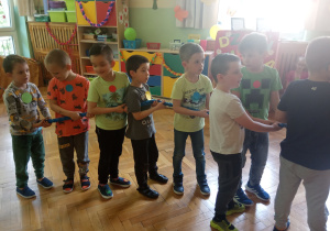 Chłopcy podczas zabawy "Przeciąganie liny"