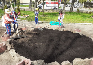 Dzieci tworzą skalniak