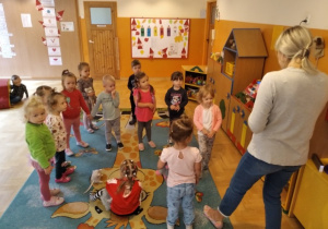 Dzieci podczas zajęć z panią Anią (j. angielski)