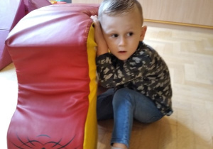 Chłopczyk przysłuchuje się piosence w języku angielskim.