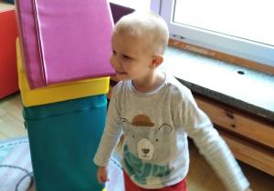 Chłopczyk bawi się w klasie.