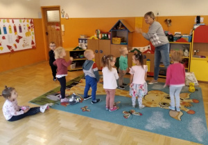 Dzieci z gr. I podczas zajęć z jęz. ang. prowadzonych przez p. Anię.