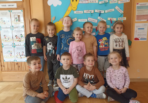 dzieci stoją pod tablicą