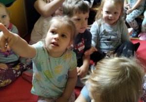 Dzieci z grupy I słuchają audycji muzycznej.