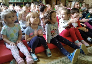 Dzieci z grupy I słuchają audycji muzycznej.