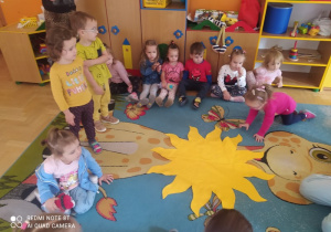 Obchodzimy urodziny dzieci w grupie przedszkolnej.