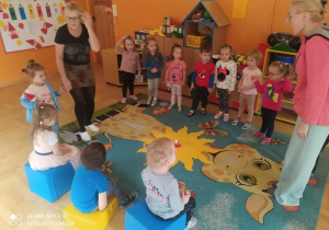 Obchodzimy urodziny dzieci w grupie przedszkolnej.