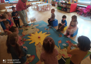 Obchodzimy urodziny dzieci w grupie przedszkolnej.