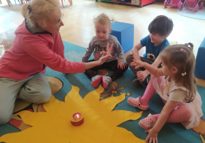 Obchodzimy urodziny dzieci w grupie przedszkolnej.