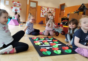 Dzieci z I grupy pokazują swoje prace.