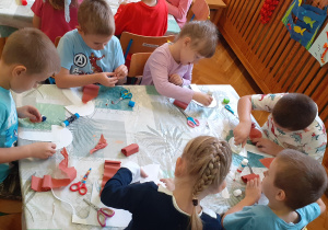 dzieci robią grzybki