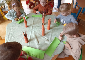 dzieci malują rolkę po ręcznikach papierowych