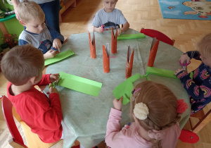 dzieci malują rolkę po ręcznikach papierowych