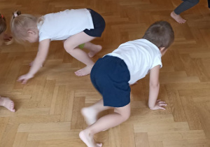 dzieci ćwiczą w kostiumach gimnastycznych