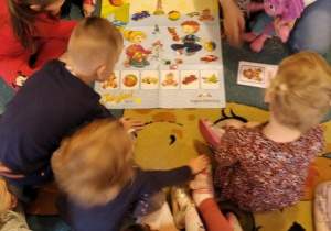Dzieci z pierwszej grupy podczas zajęć z języka angielskiego.