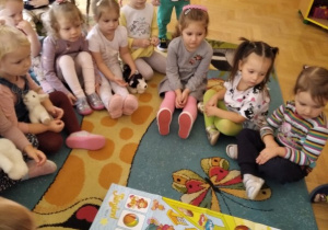 Dzieci z pierwszej grupy podczas zajęć z języka angielskiego.