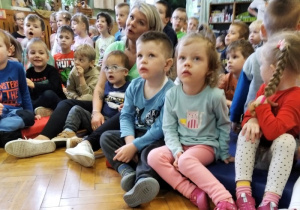 Dzieci z grupy I podczas audycji muzycznej.