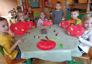 dzieci malują jabluszka z talerzyków papierowych