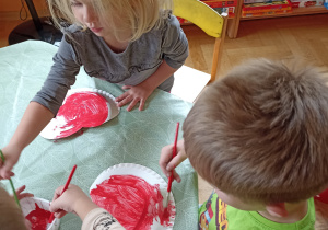 dzieci malują jabluszka z talerzyków papierowych