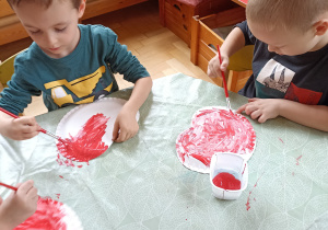 dzieci malują jabluszka z talerzyków papierowych